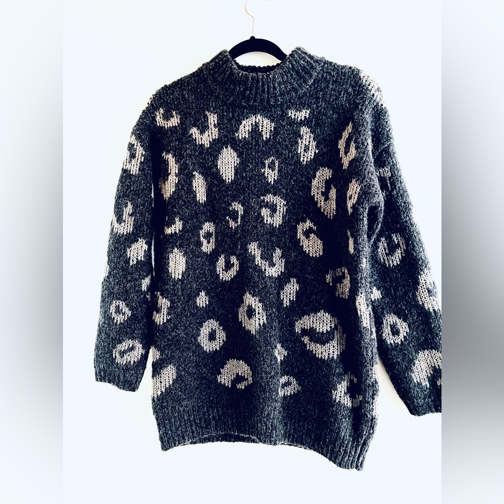 Animal print grey and white  sweater medium